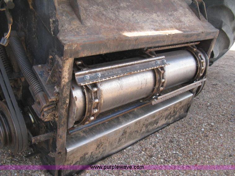 image for item E3142 Gleaner N5 combine