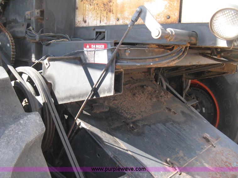 image for item E3142 Gleaner N5 combine