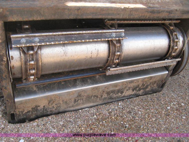 image for item E3142 Gleaner N5 combine