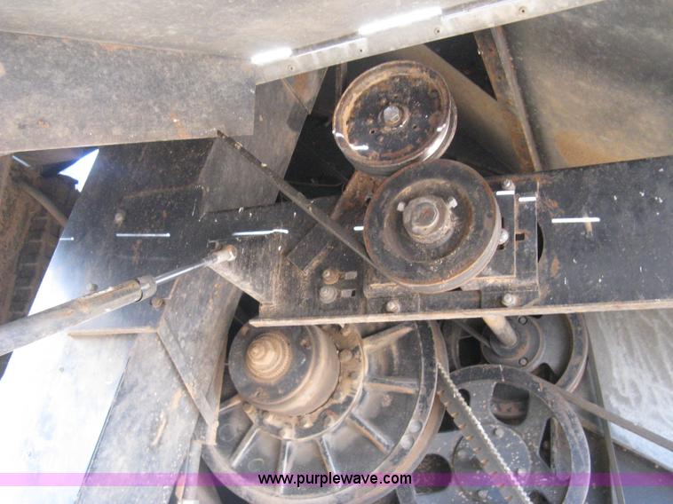 image for item E3142 Gleaner N5 combine