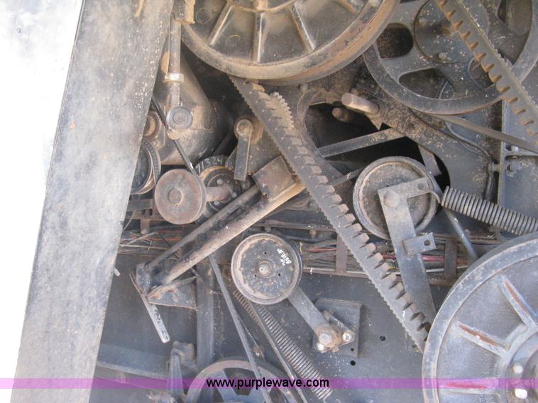 image for item E3142 Gleaner N5 combine