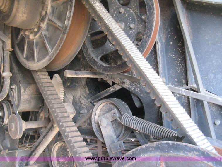 image for item E3142 Gleaner N5 combine