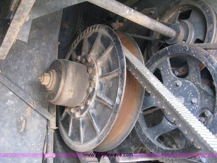 image for item E3142 Gleaner N5 combine