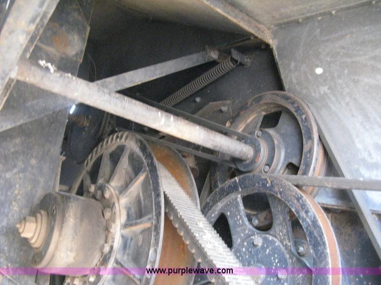 image for item E3142 Gleaner N5 combine