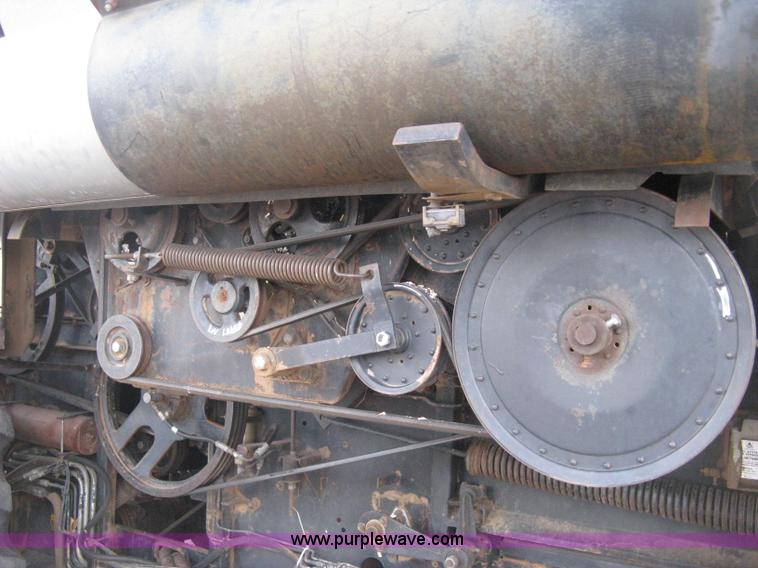 image for item E3142 Gleaner N5 combine