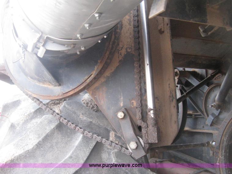 image for item E3142 Gleaner N5 combine