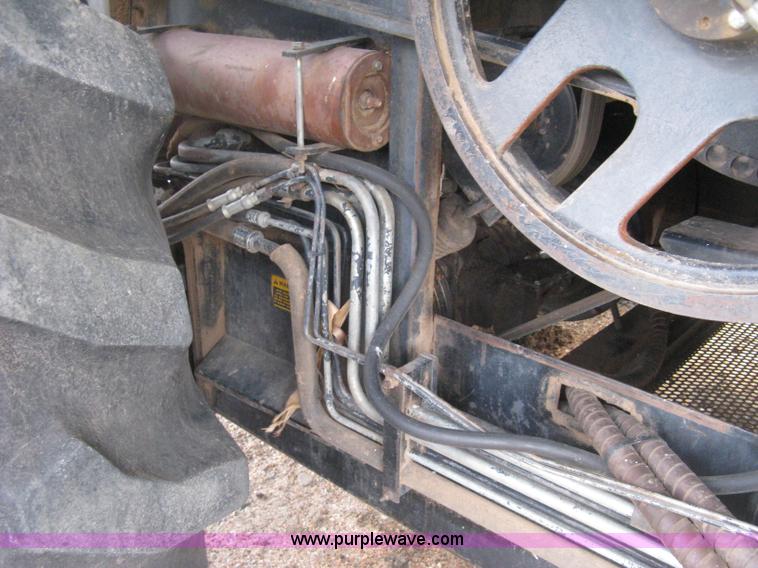 image for item E3142 Gleaner N5 combine