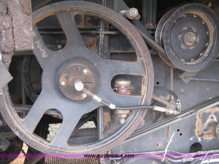 image for item E3142 Gleaner N5 combine