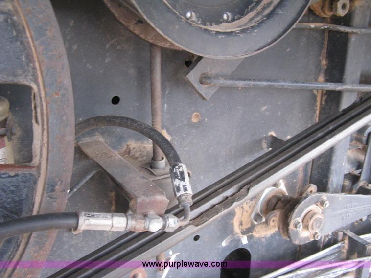 image for item E3142 Gleaner N5 combine