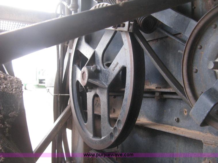 image for item E3142 Gleaner N5 combine