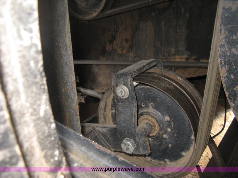 image for item E3142 Gleaner N5 combine