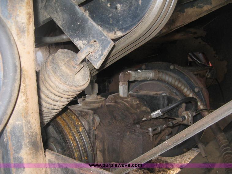 image for item E3142 Gleaner N5 combine