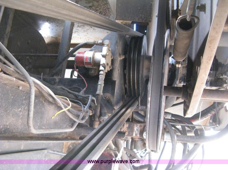 image for item E3142 Gleaner N5 combine