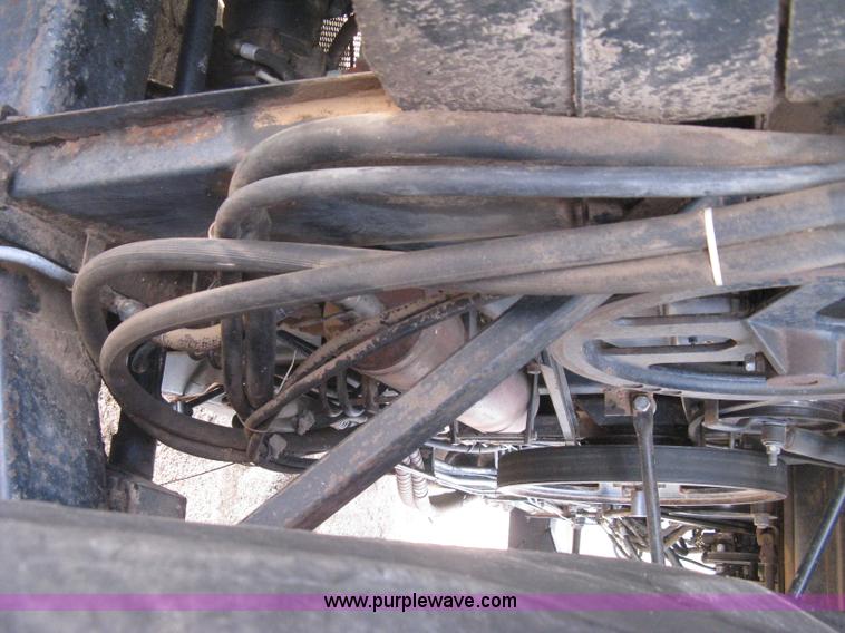 image for item E3142 Gleaner N5 combine