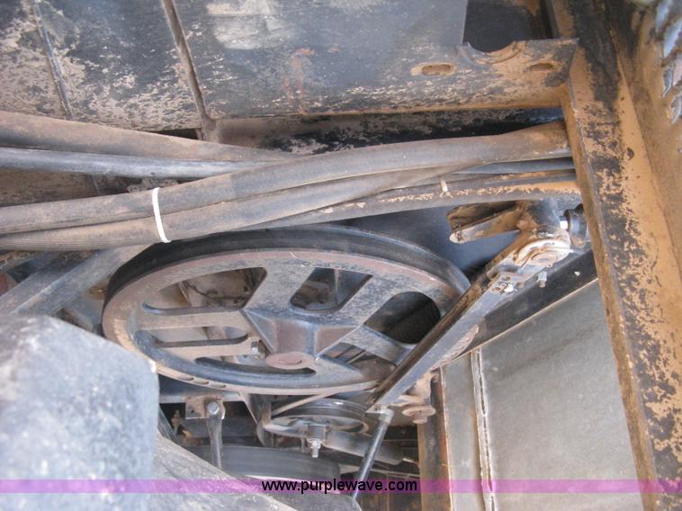 image for item E3142 Gleaner N5 combine