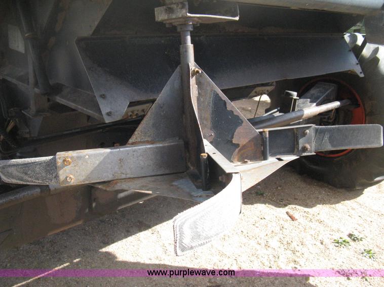 image for item E3142 Gleaner N5 combine