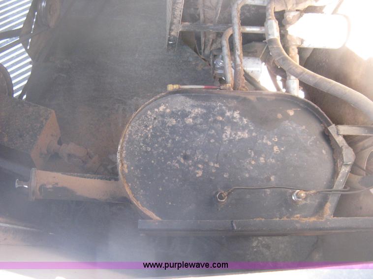 image for item E3142 Gleaner N5 combine