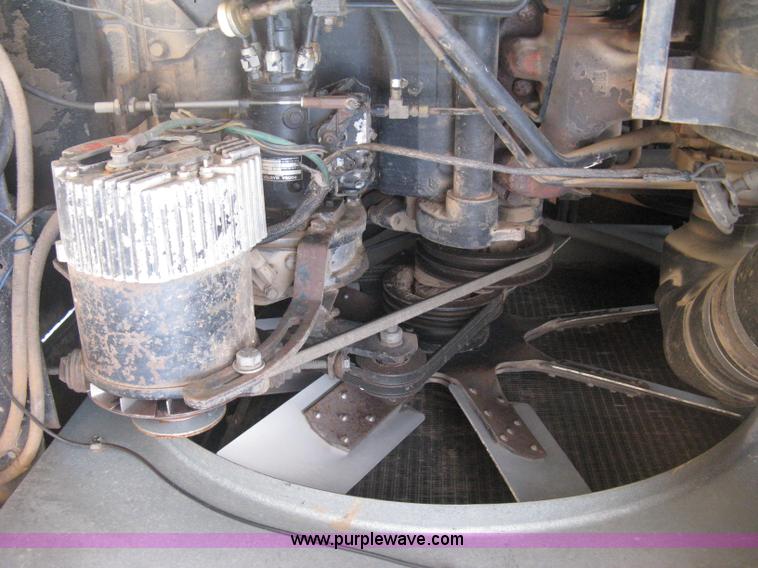 image for item E3142 Gleaner N5 combine