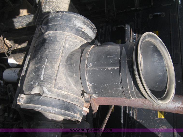 image for item E3142 Gleaner N5 combine