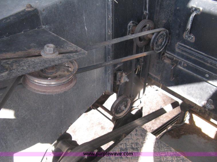 image for item E3142 Gleaner N5 combine