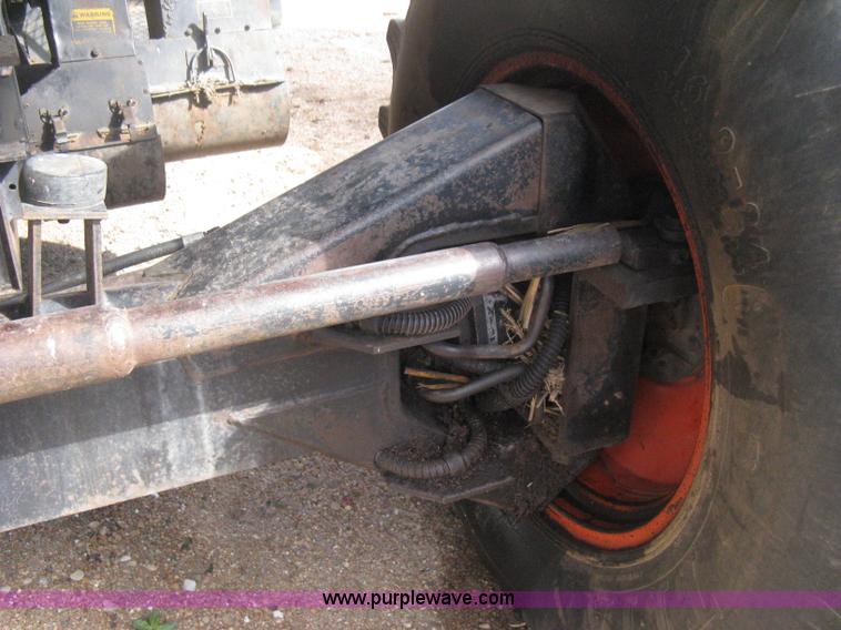 image for item E3142 Gleaner N5 combine