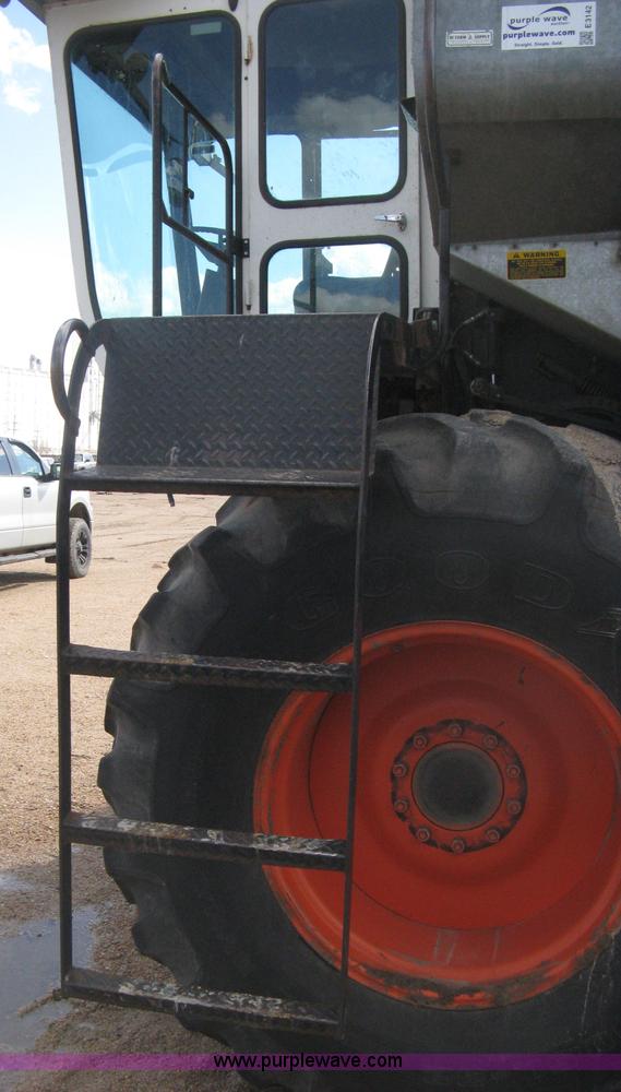 image for item E3142 Gleaner N5 combine