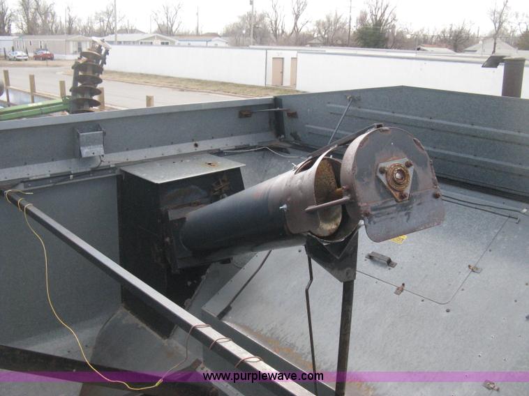 image for item E3142 Gleaner N5 combine