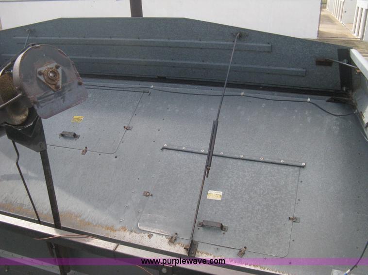 image for item E3142 Gleaner N5 combine