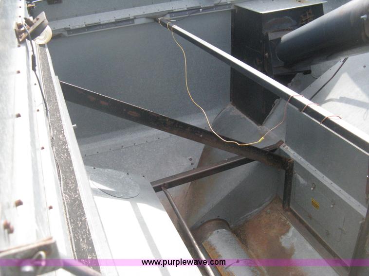 image for item E3142 Gleaner N5 combine