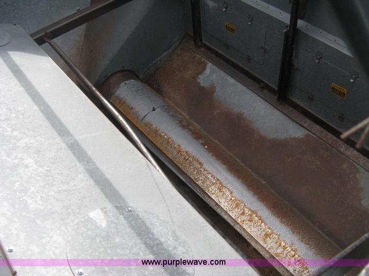 image for item E3142 Gleaner N5 combine