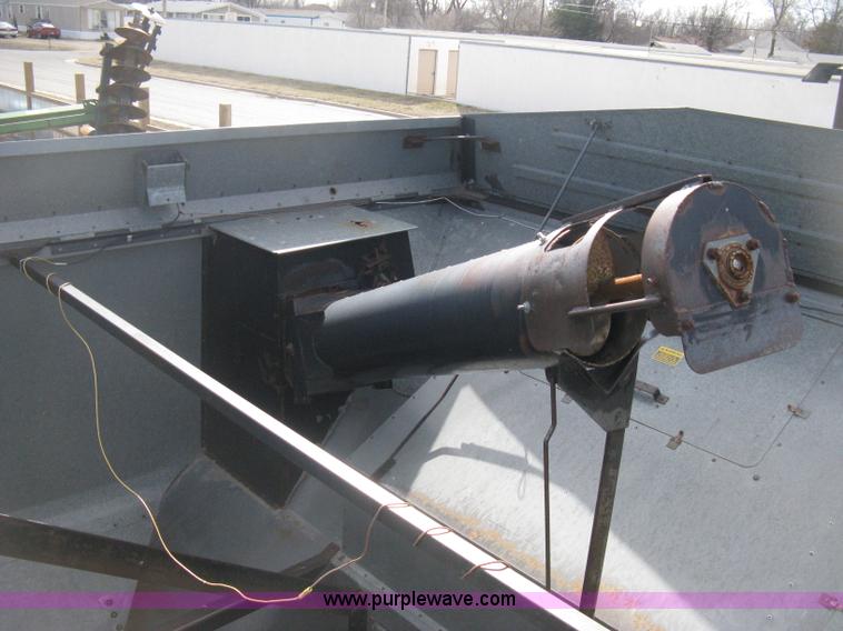 image for item E3142 Gleaner N5 combine