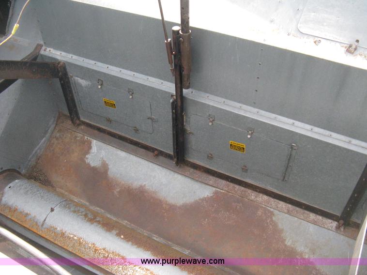 image for item E3142 Gleaner N5 combine