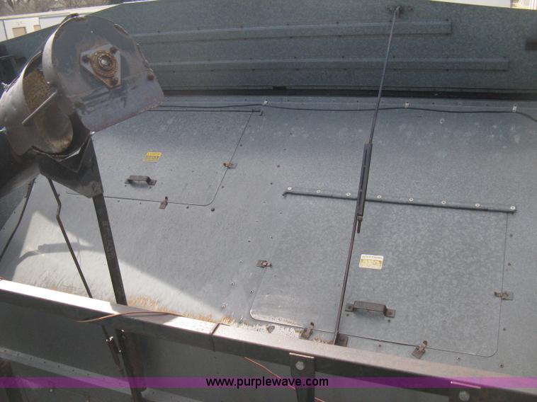 image for item E3142 Gleaner N5 combine