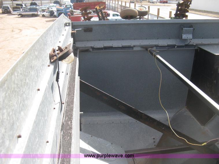 image for item E3142 Gleaner N5 combine