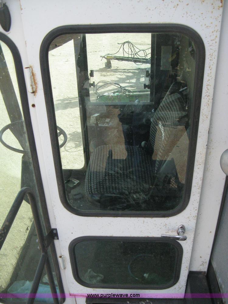 image for item E3142 Gleaner N5 combine