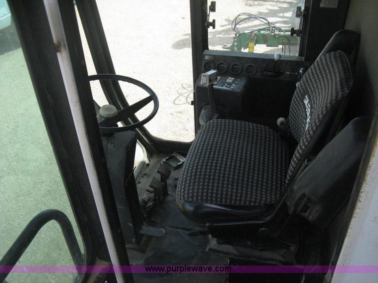 image for item E3142 Gleaner N5 combine