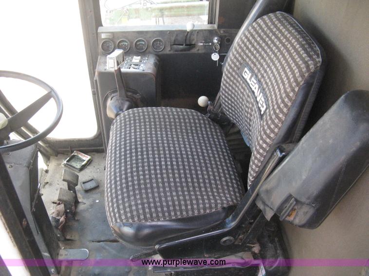 image for item E3142 Gleaner N5 combine