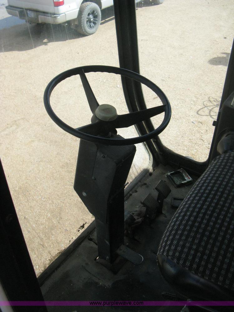 image for item E3142 Gleaner N5 combine