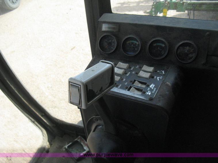 image for item E3142 Gleaner N5 combine