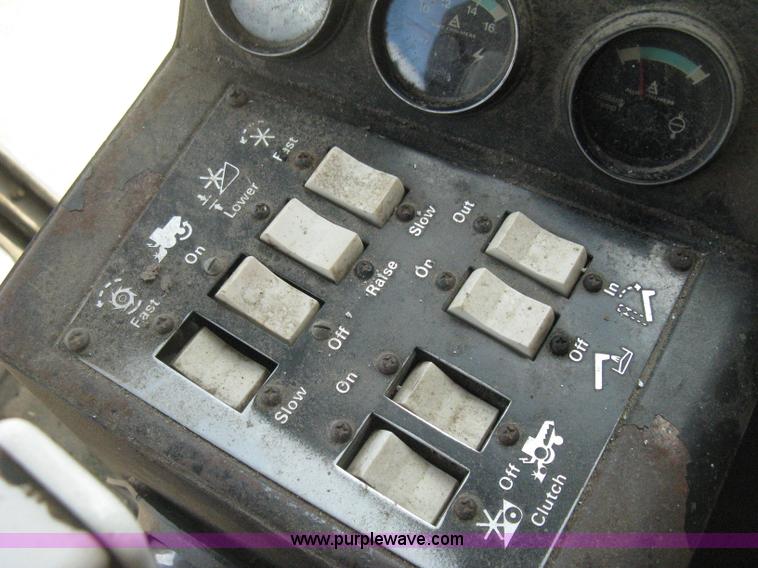 image for item E3142 Gleaner N5 combine