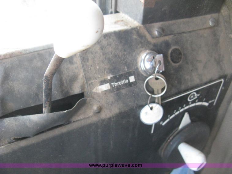 image for item E3142 Gleaner N5 combine