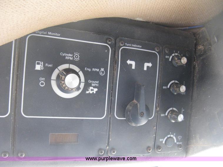 image for item E3142 Gleaner N5 combine