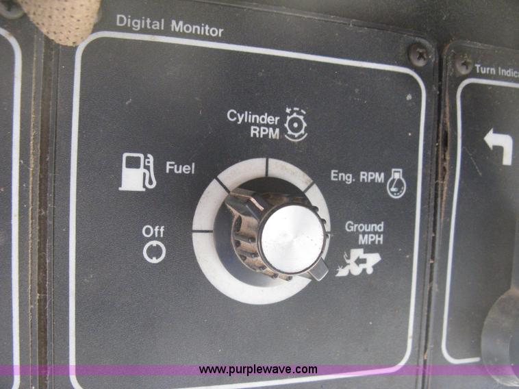 image for item E3142 Gleaner N5 combine