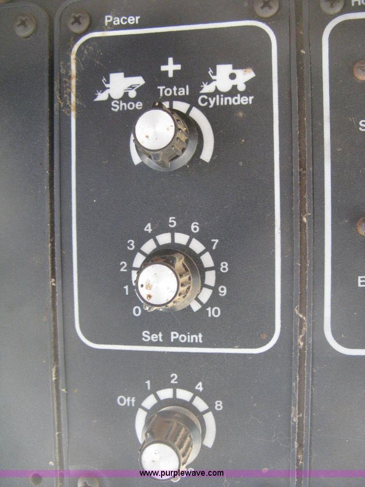 image for item E3142 Gleaner N5 combine