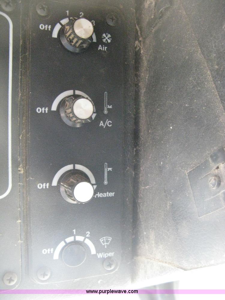 image for item E3142 Gleaner N5 combine