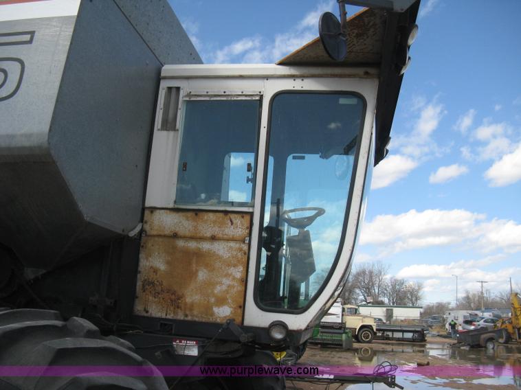 image for item E3142 Gleaner N5 combine