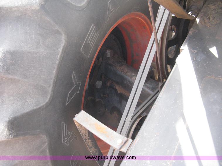 image for item E3142 Gleaner N5 combine