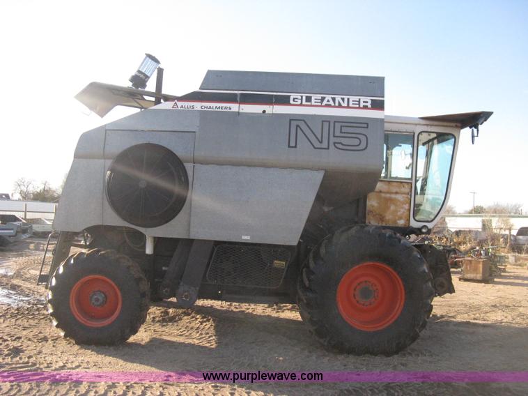 image for item E3142 Gleaner N5 combine