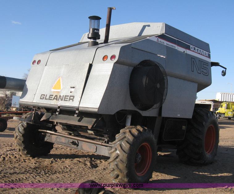 image for item E3142 Gleaner N5 combine