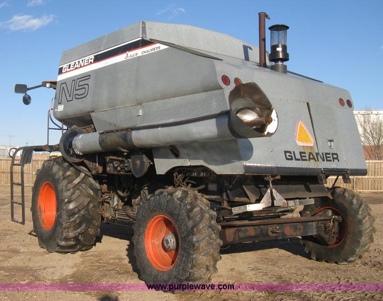 image for item E3142 Gleaner N5 combine